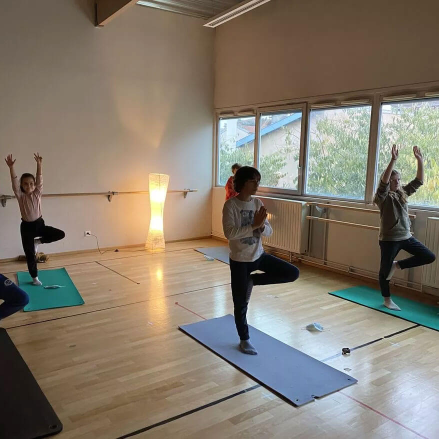 enfants-pratiquent-gym-salle