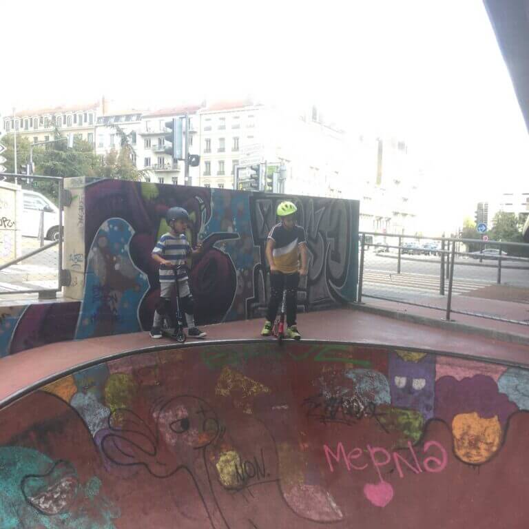 enfants-trottinette-skatepark
